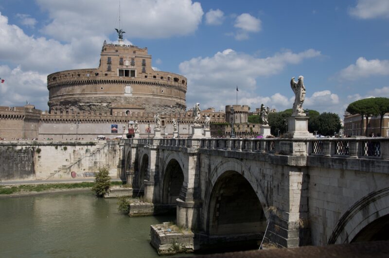 Anjelský hrad a Ponte Sant'Angelo, ktorý k nemu vedie cez rieku Tiber