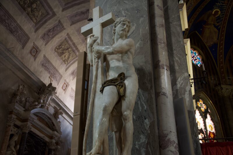 v Bazilike Santa Maria sopra Minerva a pohľad na Ježiša Krista nesúcehu svoj kríž