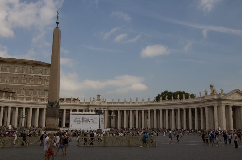 pohľad na kolonády, obelisk na námestí sv. Petra vo Vatikáne