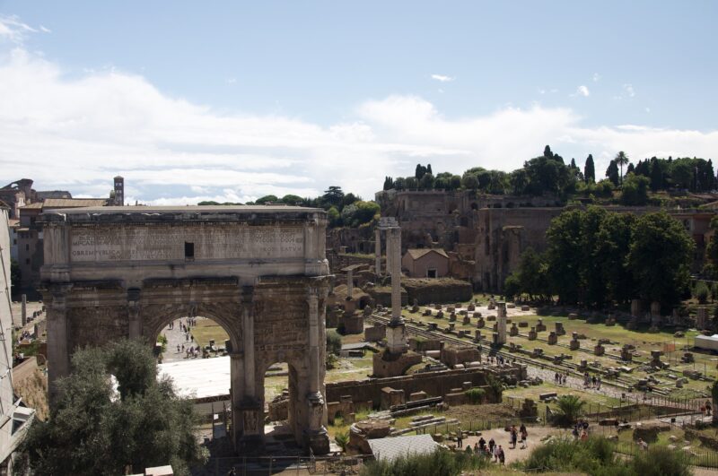 pohľad na víťazný oblúk Septimia Severa a Forum Romanum
